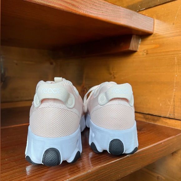 Women’s Nike Art3mis Shoes - Picture 4 of 7